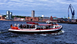 Individuelle Hafenrundfahrten auf traditionellen Barkassen in Hamburg